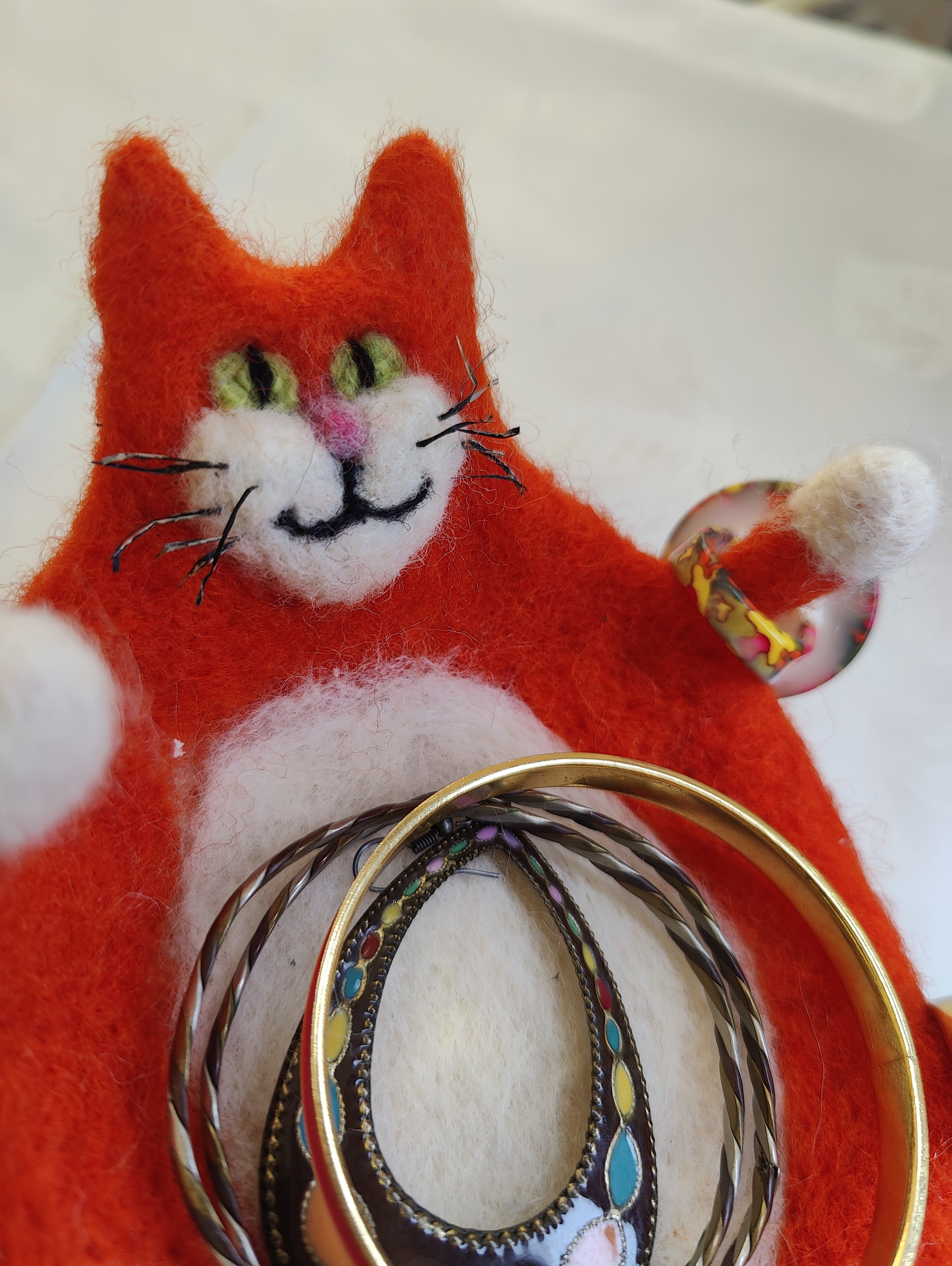 Котарак „Всички лапи горе“